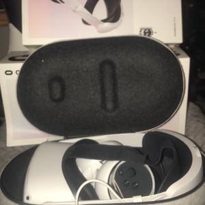 Oculus Quest 2 With Extended Battery Pack And Carrying Case